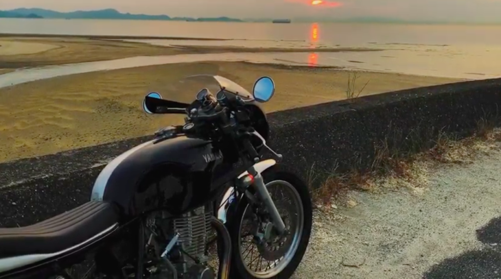 動画紹介…SR400カフェレーサーと夕陽。ライダーってみんな夕陽が好きではないですか？