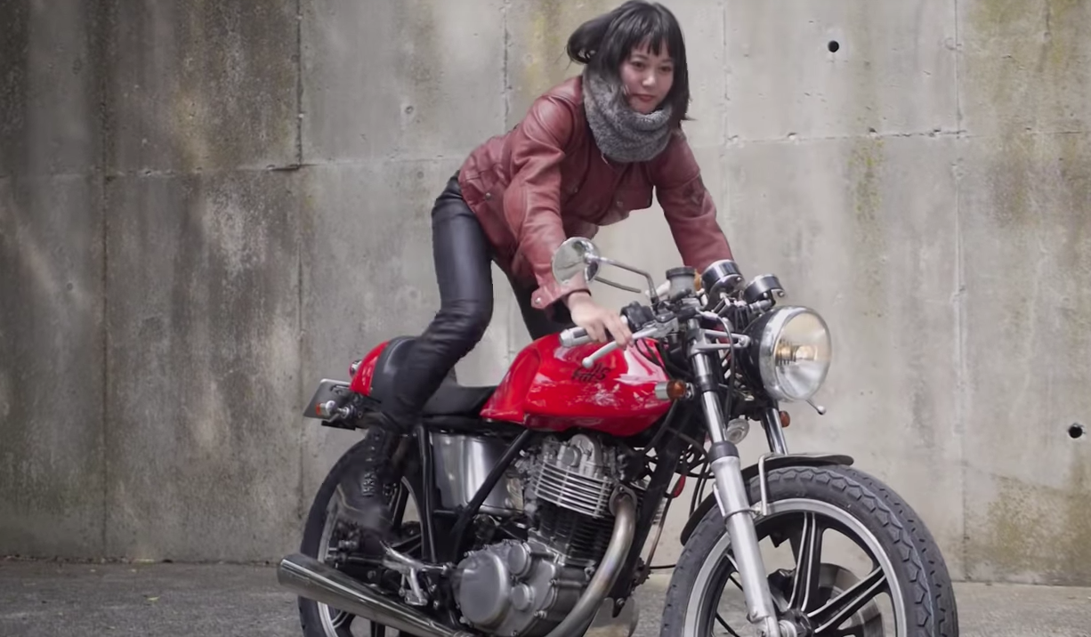 ダイジェスト版 女性モデルが乗るカフェレーサー仕様の年式sr500 動画紹介 Moto Times