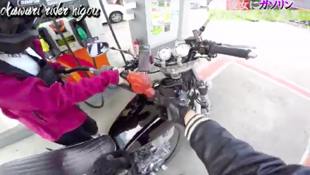 動画紹介…バイクに興味のない彼女にガソリンを入れさせたら色々やばかったｗｗ【SR400】